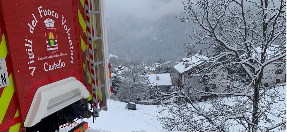 Perde il controllo dell'auto, esce di strada e sfonda una recinzione, paura per una persona trasferita all'ospedale